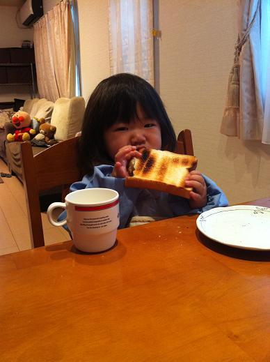 璃奈パン食べる.jpg